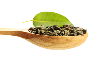 Cuillère en bois avec du thé vert avec des feuilles isolées sur blanc