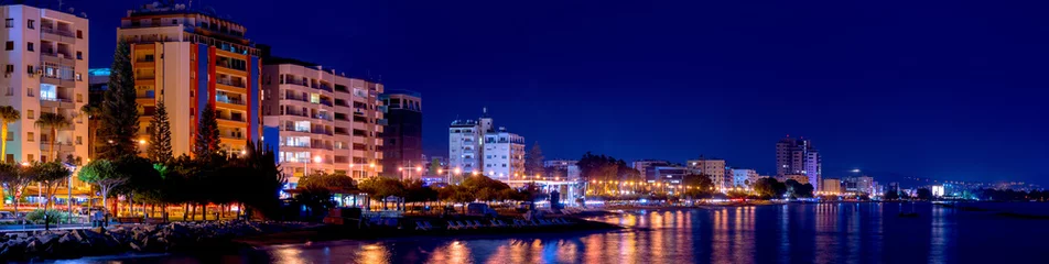 Poster Im Rahmen Ein Panoramablick auf das Stadtbild von Limassol bei Nacht. Zypern © kirill_makarov