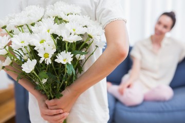 Obraz na płótnie Canvas Daughter giving mother white bouquet