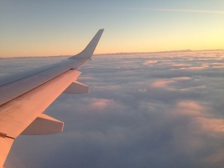 Fototapeta na wymiar tramonto visto dall aereo