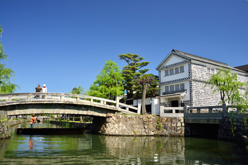 Naklejka premium 倉敷美観地区を観光するシニア夫婦