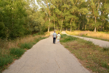 pareja de ancianos caminando