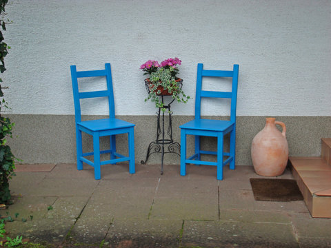Blaue Stühle