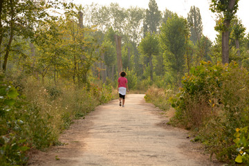Fototapeta premium Mujer caminando por el campo