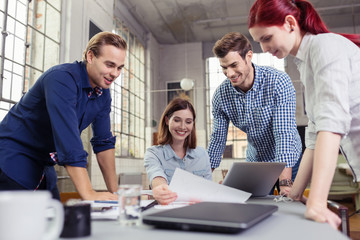 motiviertes team am arbeitsplatz