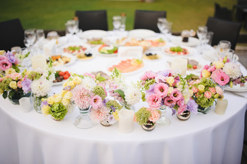 Obraz na płótnie Canvas Banquet wedding table setting on evening reception