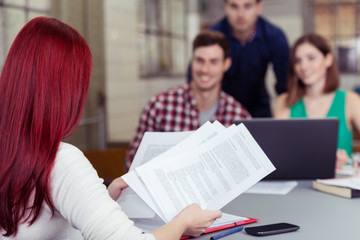 junges team in einer besprechung am schreibtisch