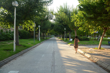 mujer caminando por los jardines del turia en valencia