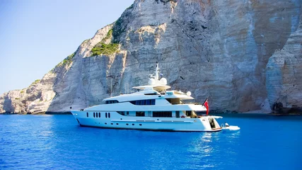 Crédence de cuisine en verre imprimé Santorin Le yacht blanc de luxe navigue dans la belle eau bleue près de Zaky