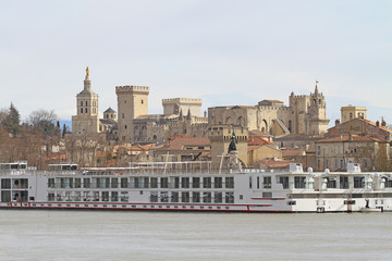 Avignon et bateau de tourisme