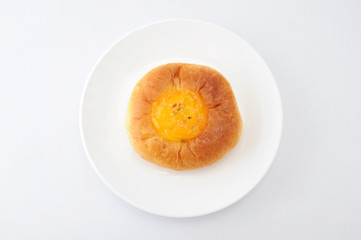 お皿にのせた オレンジ マーマレード パン 白背景
