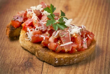 Selbstklebende Fototapete Vorspeise Toast mit Schinken und Tomaten