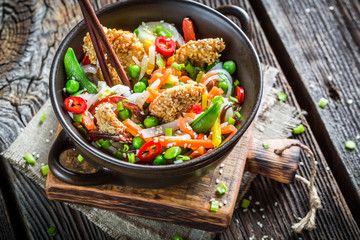 Chinese noodles, vegetables and chicken with sesame