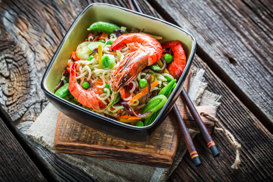Prawns and fresh vegetables with noodles
