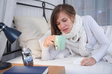 Junge Frau krank im Bett