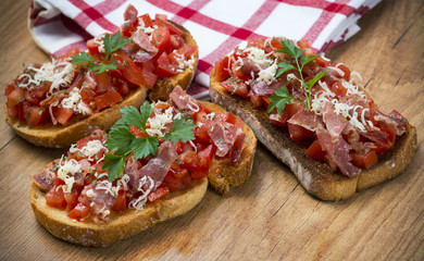 Bocados de jamón y tomate