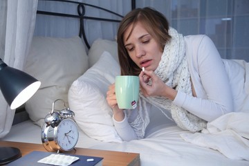 Junge Frau krank im Bett