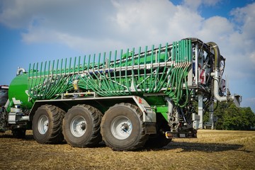 Obraz premium Landtechnik, modernes Güllefaß mt Schleppschlauchtechnik