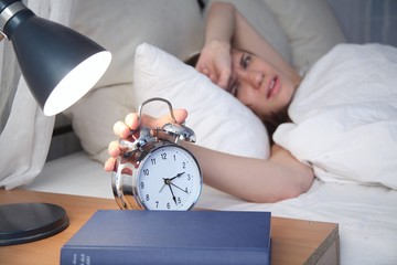 Junge Frau mit Schlafproblemen