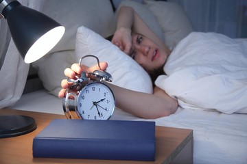 Junge Frau mit Schlafproblemen