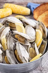 Foto auf Acrylglas Bucket of steamed clams © kenwnj