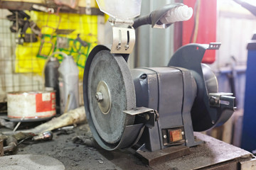 Closeup grinding machine
