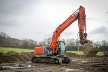 Straßenbau, Bagger mit ausgefahrenem Baggerarm