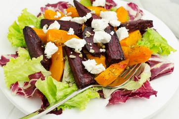 Salad with beetroot, pumpkin and goat cheese