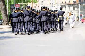 Obraz premium Marching soldiers in parade uniforms and sunshine