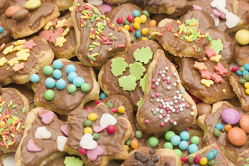 Weihnachtskekse selbstgemacht aufgestapelt