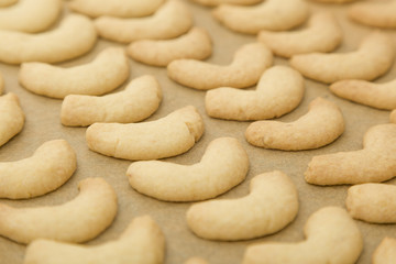 Vanillekipferl auf einem Backblech