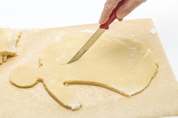 Weihnachtsfrau selber backen - mit Messer ausschneiden