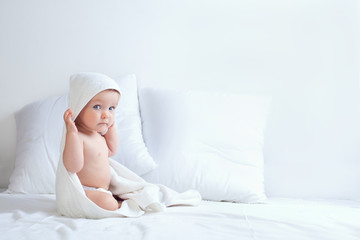 Baby in bathrobe - obrazy, fototapety, plakaty