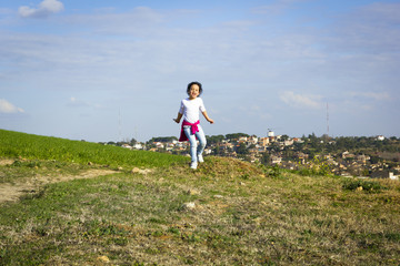 Niña saltando en el campo