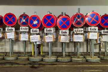 Naklejka premium Halteverbot Schilder im Depot