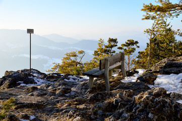 Felsiges Plateau mit Holzbank