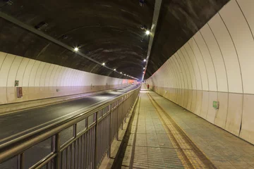 Tableaux ronds sur plexiglas Tunnel trafic dans le tunnel