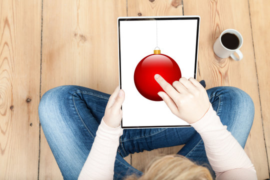 weihnachtskugel auf tablet