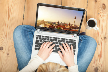 Fototapety  berlin panorama auf laptop