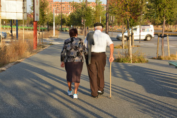 ancianos paseando