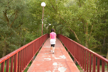 mujer cruzando un puente caminando