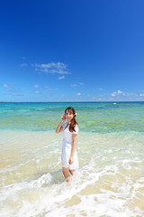 南国沖縄の美しいビーチと女性