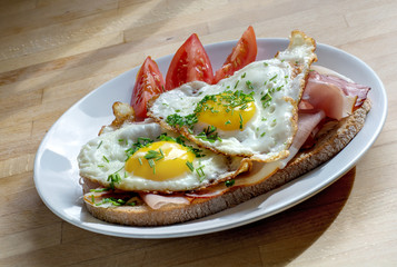 strammer max, brot mit schinken und spiegelei