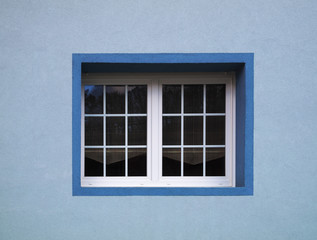 Modernes PVC Sprossenfenster und blaue Fenstereinfassung