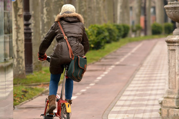 mujer circulando en bicicleta por la ciudad