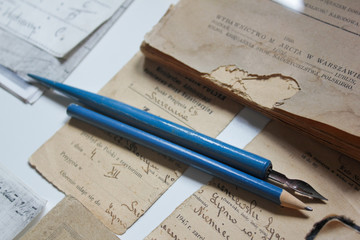 Old documents and writing instruments - obrazy, fototapety, plakaty