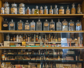 Flacons de parfum vides dans l& 39 ancienne pharmacie