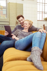 modernes junges paar liegt zuhause auf dem sofa