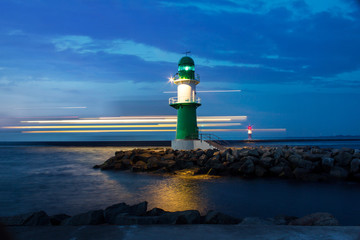 Fototapeta na wymiar Warnemünder Leuchtturm bei Nacht