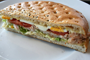 belegtes fladenbrot mit salat eiern putenfeisch sesam